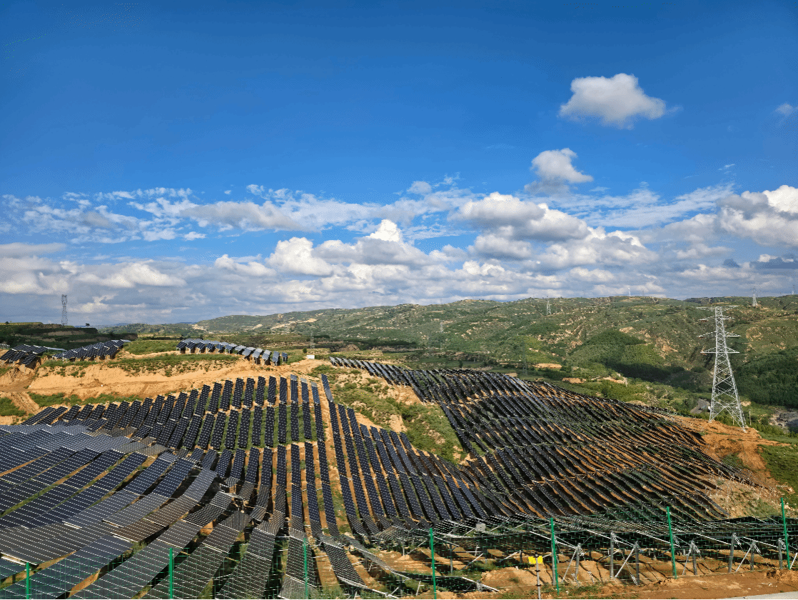 山西建投一建集團山西華電保德100MW光伏項目:荒山溝壑變綠電基地 刷新“山地速度”