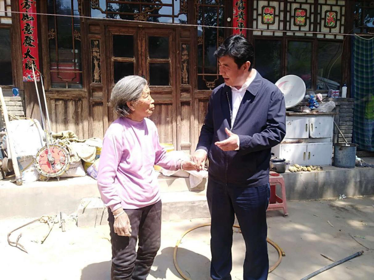 山西建投黨委委員、董事、工會主席溫剛深入繁峙縣扶貧村入戶走訪