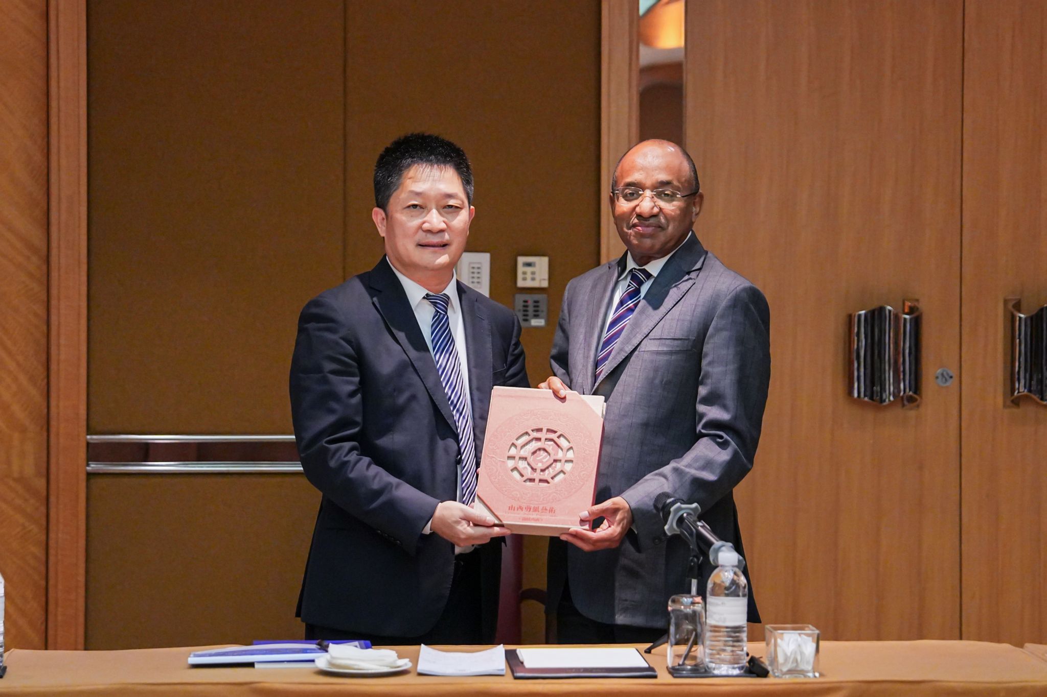 山西建投集團領導拜會坦桑尼亞桑給巴爾總統姆維尼