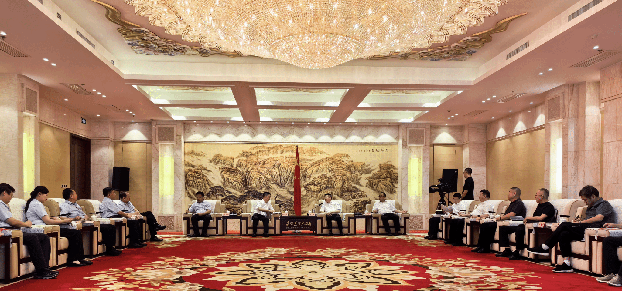 山西建投集團與呂梁市政府舉行工作會談