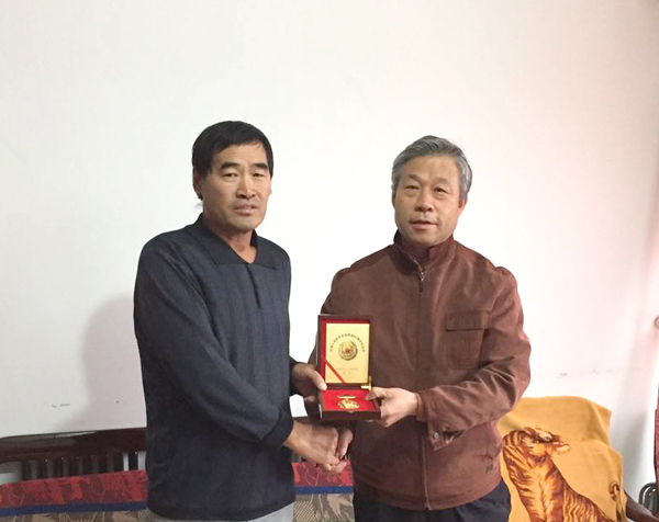 集團(tuán)總公司領(lǐng)導(dǎo)為已故老紅軍親屬頒發(fā)紅軍長征勝利80周年紀(jì)念章